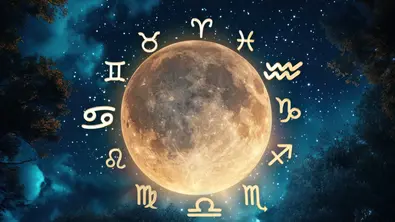 Ein leuchtender Vollmond am Nachthimmel, umgeben von den 12 Sternzeichen - Foto: Collage mit AdobeStock (Anna/New Africa) und Astrowoche.de