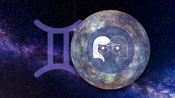 Sternzeichen Zwillinge vor seinem Herrscherplanet dem Merkur und seinem Sternzeichen-Symbol vor einem galaktischen Hintergrund. - Foto: Astrowoche.de (Dominica Zaborowski) & iStock (Nick_Pandevonium / Nerthuz)