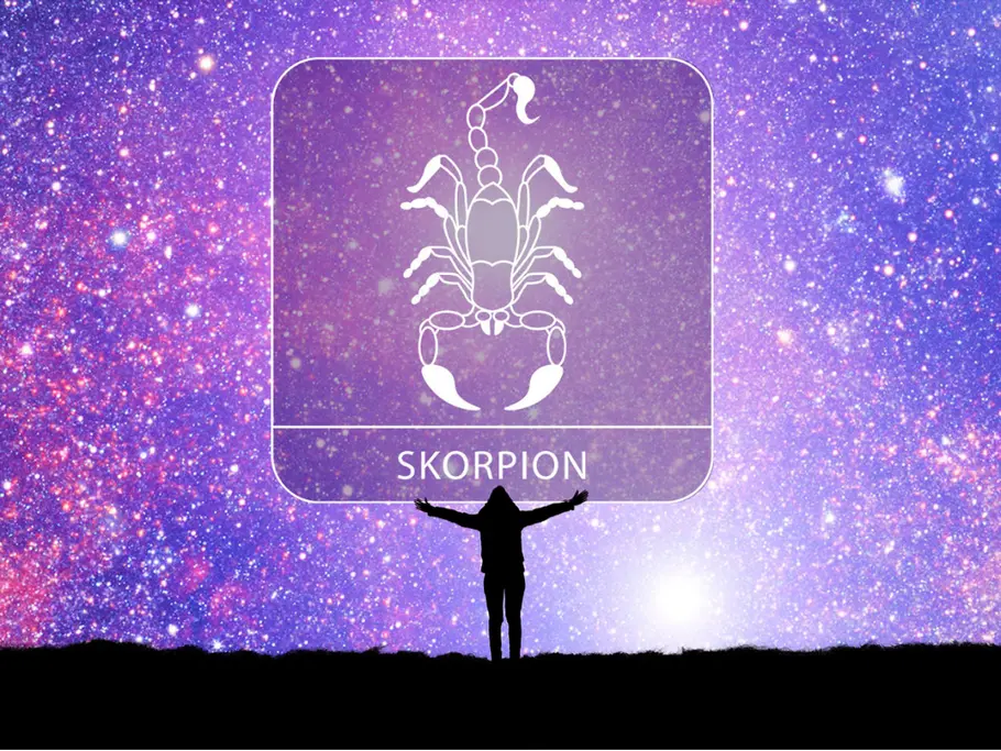 Sternzeichen Skorpion mit der Silhouette einer Person mit ausgestreckten Armen vor einem violetten Sternenhimmel