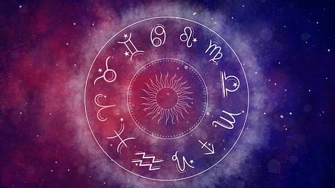 Westlicher Horoskopkreis mit den zwölf Sternzeichen vor einem lilafarbenen Weltraumhintergrund - Foto: sudarat bunloet/iStock