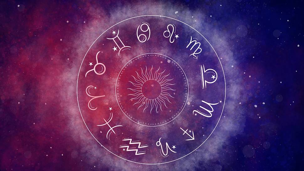 Westlicher Horoskopkreis mit den zwölf Sternzeichen vor einem lilafarbenen Weltraumhintergrund - Foto: sudarat bunloet/iStock