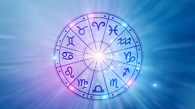  Ein schimmernder Horoskopkreis leuchtet am Himmel, umgeben von sanften Blau- und Lilatönen. - Foto: sarayut_sy/AdobeStock