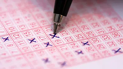 Lotto-Schein wird angekreuzt - Foto: BGStock72 / AdobeStock