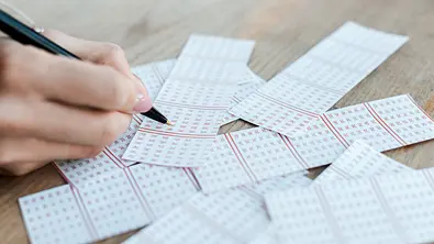 Lotto-Scheine werden ausgefüllt - Foto: LIGHTFIELD STUDIOS / AdobeStock