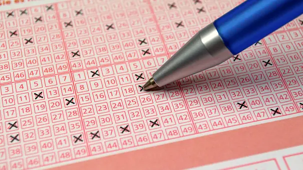 Ein Lotto-Schein wird mit einem Kugelschreiber angekreuzt - Foto: M. Schuppich/AdobeStock