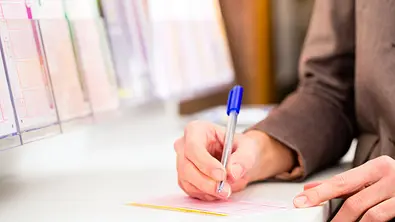 Person füllt einen Lotto-Schein aus. - Foto: Kzenon / AdobeStock