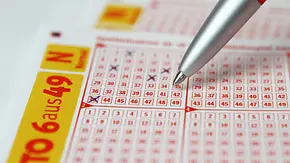 Lotto Schein wird mit einem Kugelschreiber abgekreuzt - Foto: Sonja Haja / AdobeStock Lotto Schein wird mit einem Kugelschreiber abgekreuzt - Foto: Sonja Haja / AdobeStock