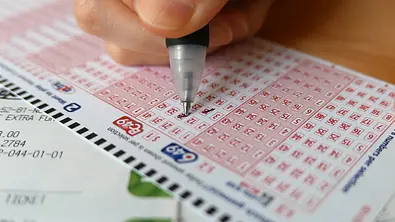 Lotto-Schein wird angekreuzt - Foto: Happy Hues/ AdobeStock