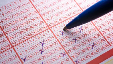 Lotto-Schein wird mit einem Kugelschreiber ausgefüllt - Foto: Ralf Geithe / AdobeStock