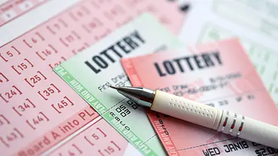 Lotto Scheine auf denen ein Stift liegt - Foto: mehaniq41 / AdobeStock