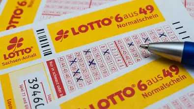 Lotto-Scheine auf denen ein Kugelschreiber liegt - Foto: Stockfotos-MG / AdobeStock