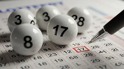Lotto Kugel auf einem Lotto Schein - Foto: NFS Studio / AdobeStock