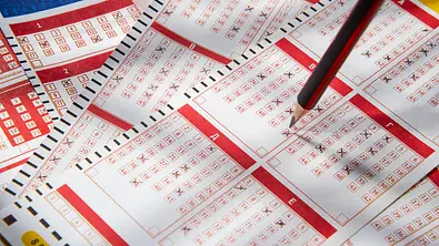 Ausgefüllte Lottoscheine und ein Bleistift - Foto: Alexander Kuzmin/iStock
