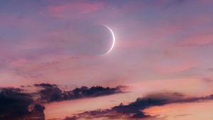 Neumond am Himmel bei Sonnenuntergang - Foto: Nazarii Neshcherenskyi/iStock