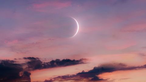 Neumond am Himmel bei Sonnenuntergang - Foto: Nazarii Neshcherenskyi/iStock