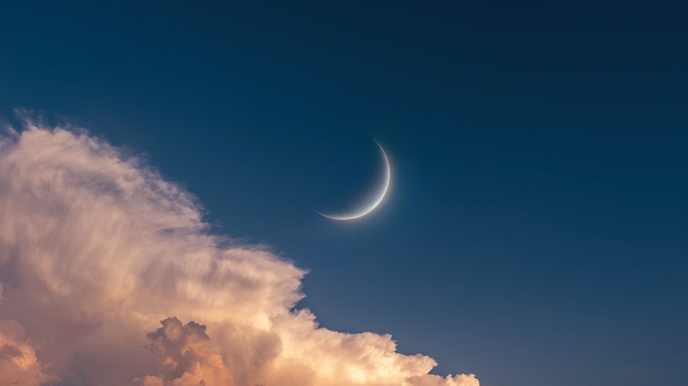 Der Neumond am Himmel bei Sonnenuntergang - Foto: Nazarii Neshcherenskyi/iStock