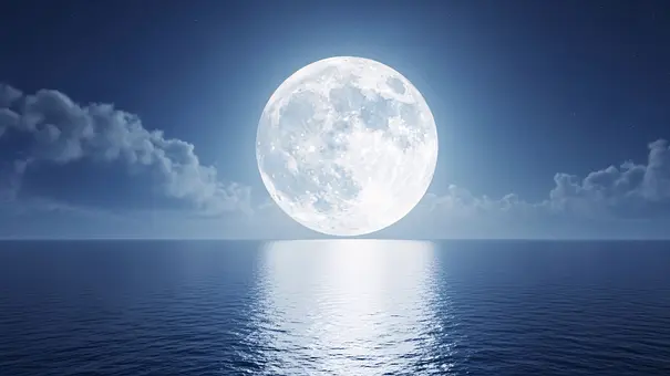 Ein leuchtender Vollmond über einer spiegelglatten Wasseroberfläche - Foto: ikhwan/AdobeStock (KI generiert) Ein leuchtender Vollmond über einer spiegelglatten Wasseroberfläche - Foto: ikhwan/AdobeStock (KI generiert)