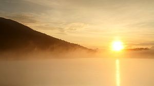 benebelte Landschaft vor Sonnenaufgang - Foto: iStock/ isarescheewin