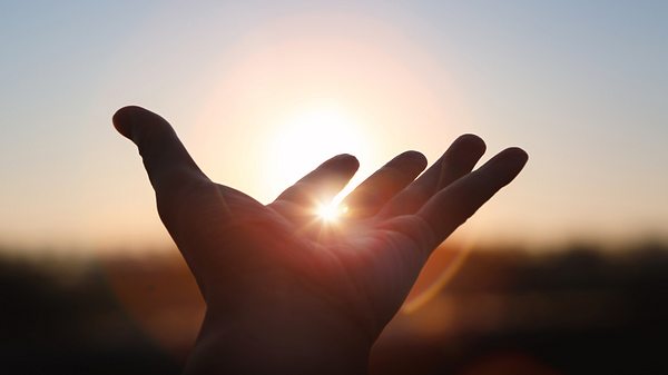 Hand wird in das Sonnenlicht gehalten - Foto: artplus / iStock