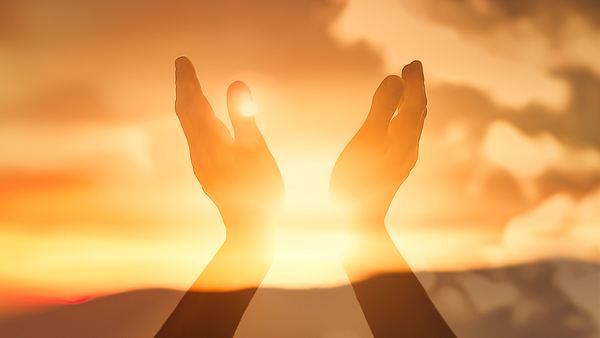 Hände werden zum Himmel gestreckt - Foto: kieferpix / iStock