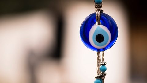 Nazar-Amulett mit Anhängern - Foto: ardasavasciogullari / iStock