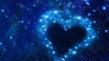 Die große Liebesprognose ab 13. Mai 2023 für alle Sternzeichen - Foto: Delpixart/iStock