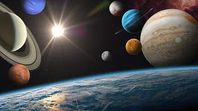 Das Bild zeigt eine Grafik unseres Sonnensystems mit allen Planeten. - Foto: buradaki/iStock