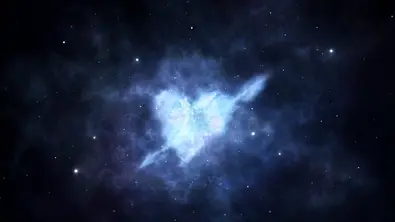Vor einem kosmischen Sternenhintergrund ist ein Herz mit Pfeil zu sehen, das so ähnlich aussieht wie Nebel oder eine Wolke. - Foto: Rastan/iStock