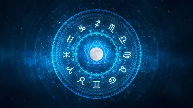 Diese 3 Sternzeichen haben dank dem Mond ab dem 29. Juni 2024 das perfekte Wochenende! - Foto: pixelparticle / iStock
