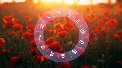 Ein Horoskopkreis umgeben von Klatschmohn  - Foto: Miha Creative/AdobeStock