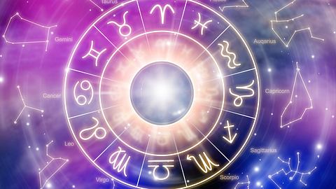 Astrologischer Sternzeichenkreis vor einem blau-lila-farbigen Hintergrund - Foto: AndreyPopov / iStock