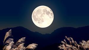 Strahlender Vollmond steht über einer Berglandschaft - Foto: miiko/ Adobe Stock