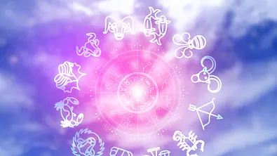 Vor einem verschwommenen blau-rosa Wolkenhintergrund ist der astrologische Tierkreis mit seinen zwölf Sternzeichen zu sehen. - Foto: Surasak Suwanmake/iStock