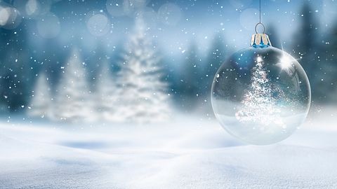 Weihnachtliches Setting mit Schnee, Christbaumkugel und Tannenbaum - Foto: by-studio / iStock