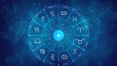 Vor einem blauen, kosmischen Hintergrund ist der astrologische Tierkreis mit den zwölf Sternzeichen zu sehen. - Foto: sudarat bunloet/iStock