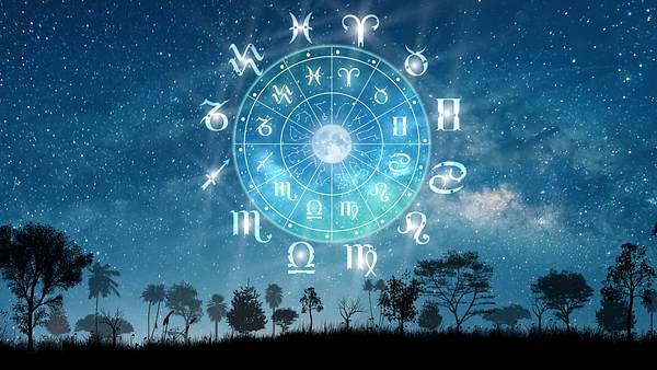 Astrologischer Tierkreis mit einem Vollmond in der Mitte - Foto: Peach_iStock / iStock