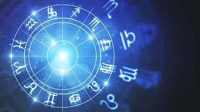 Vor einem dunkelblauen Hintergrund ist der astrologische Tierkreis in blau leuchtenden Farben zu sehen. - Foto: peshkov/iStock