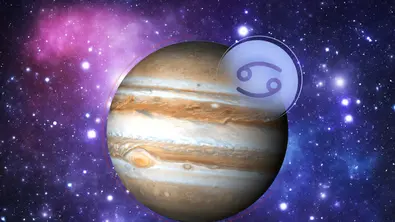 Planet Jupiter und das Symbol des Sternzeichen Krebs vor einer blauen und rosafarbenen Galaxie - Foto: Astrowoche.de & iStock (Ploystock, sololos)