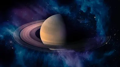 Ansicht auf Planet Saturn vor einer blauen Galaxie - Foto: Elen11/iStock