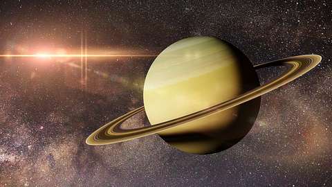 Sternzeichen Saturn steht in der Galaxie - Foto: ottedhippo / iStock