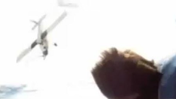 Dramatisches Video: Fallschirmspringer treffen Flugzeug