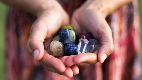 Die Edelsteine der zwölf Sternzeichen: Ihre Wirkung auf unser Glück - Foto: iStock/ Charlie Blacker