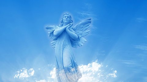 Engel am blauen Himmel - Foto: iStock/mbolina