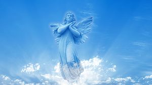Engel vor blauem Himmel mit Wolken - Foto: mbolina/iStock