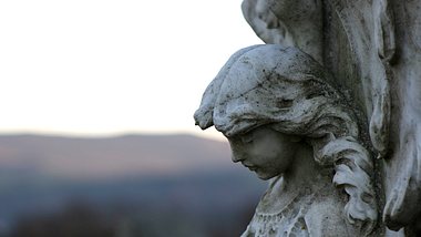 Eine Engelstatue im Profil - Foto: iStock/pastie