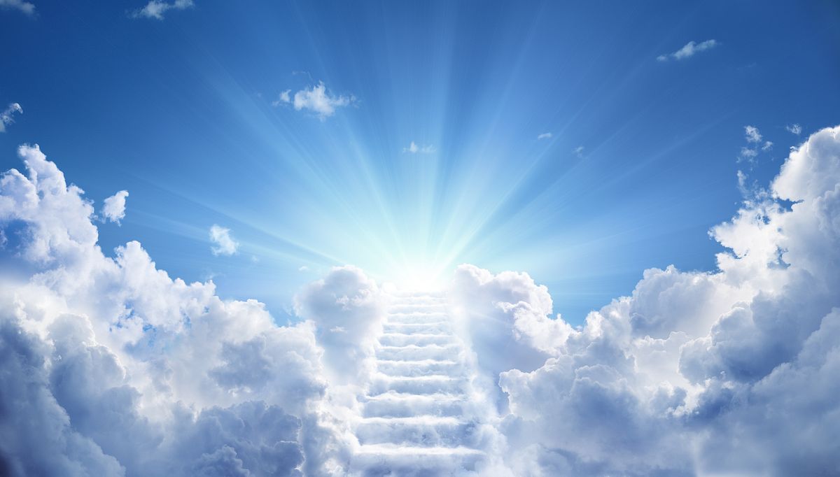 Treppe aus Wolken führt in den erstrahlten Himmel