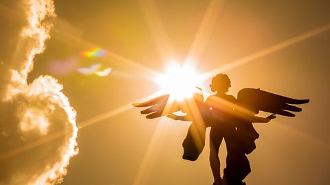 Engelstatue vor Sonne - Foto: iStock/querbeet