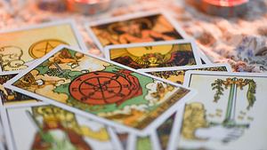Tarotkarten im Kerzenlicht - Foto: Bigc Studio / AdobeStock