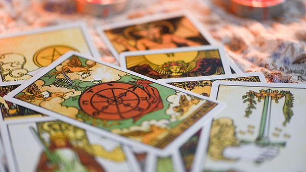 Tarotkarten im Kerzenlicht - Foto: Bigc Studio / AdobeStock
