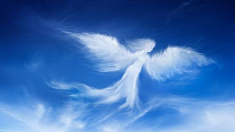 Engel aus Wolken am Himmel - Foto: RomoloTavani/iStock